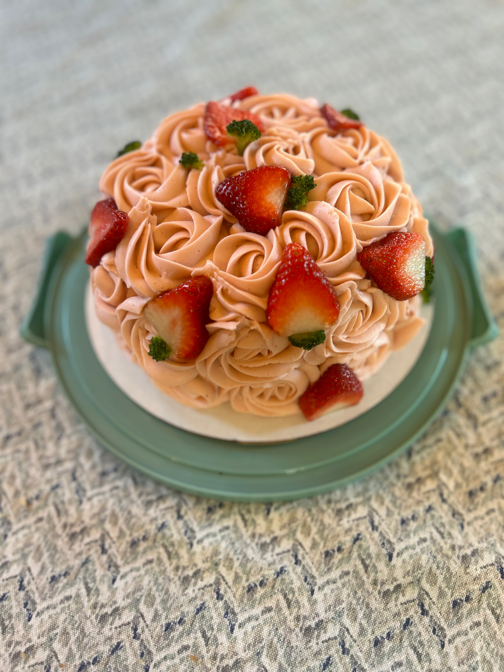 草莓玫瑰蛋糕配草莓白巧马斯卡彭奶油和杏仁海绵蛋糕