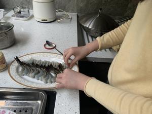 超简单又美味的蒜蓉蒸黑虎虾的做法 步骤3