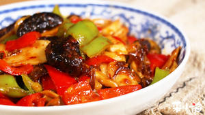 蔬菜也能吃出海鲜味——酱香双椒炒双菇的做法 步骤8