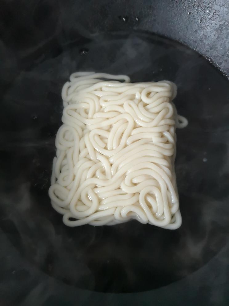 炒着比煮更好吃【腊肠菌菇炒乌冬】的做法 步骤4