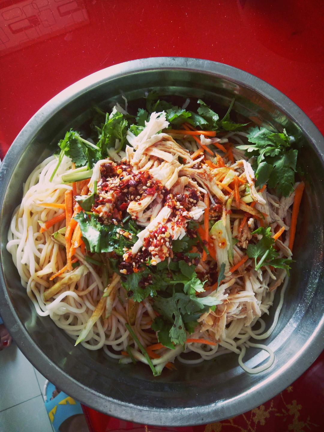 【椒麻鸡丝凉面】