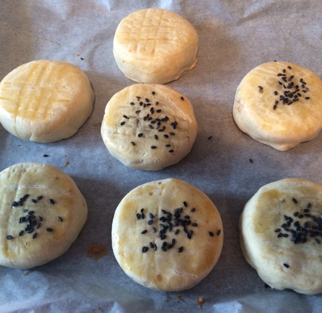 红莲蓉奶油皮月饼