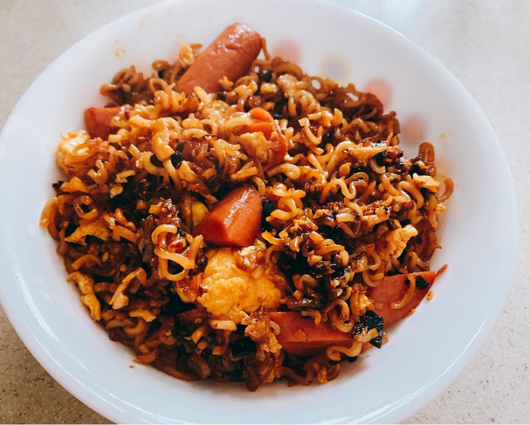 简单快手的火腿炒方便面「我愿意为你下厨」