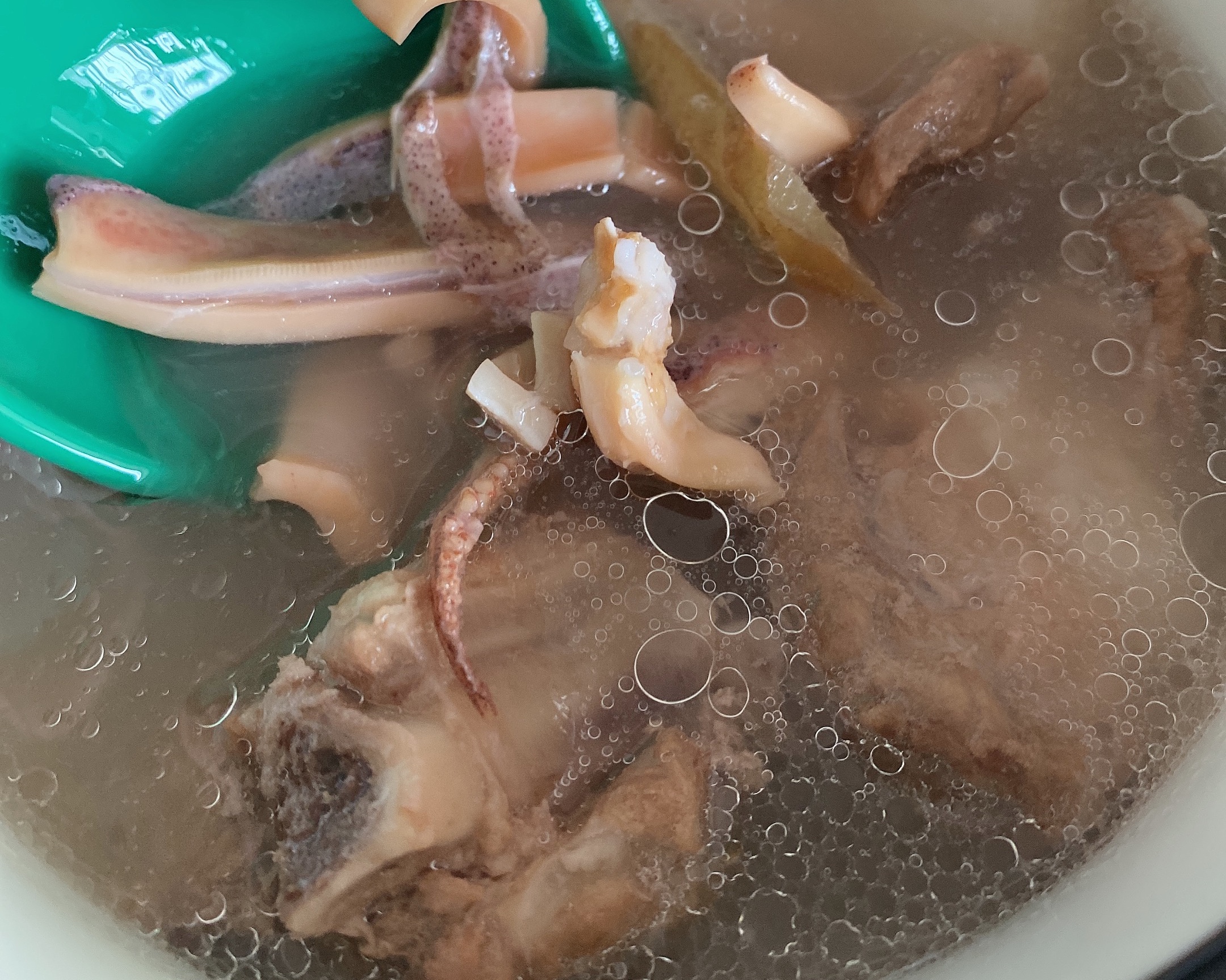鱿鱼干排骨汤的做法