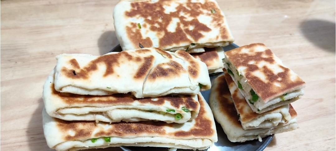 五香葱花饼    葱香四溢   咸香适口   太有食欲了 附细节视频