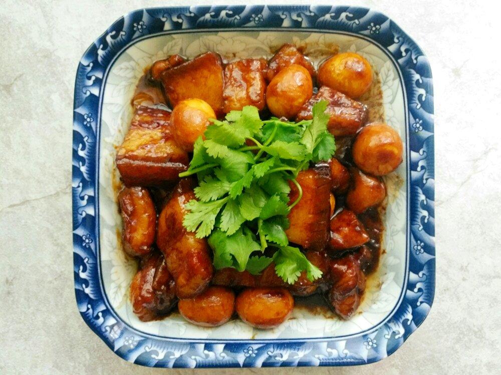 加了鹌鹑蛋后，这盘红烧肉，美味的逆天啦——鹌鹑蛋烧肉（孔瑶食谱）