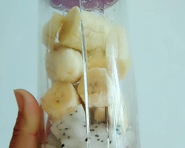 香蕉火龙果奶昔的做法 步骤1