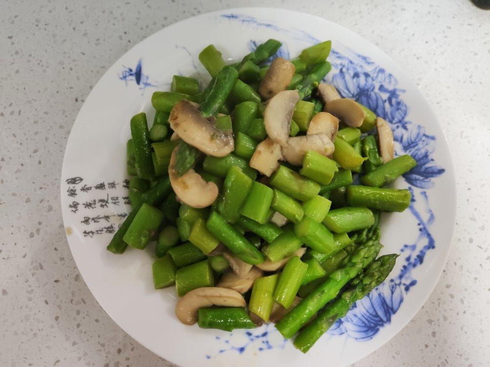 芦笋炒蘑菇