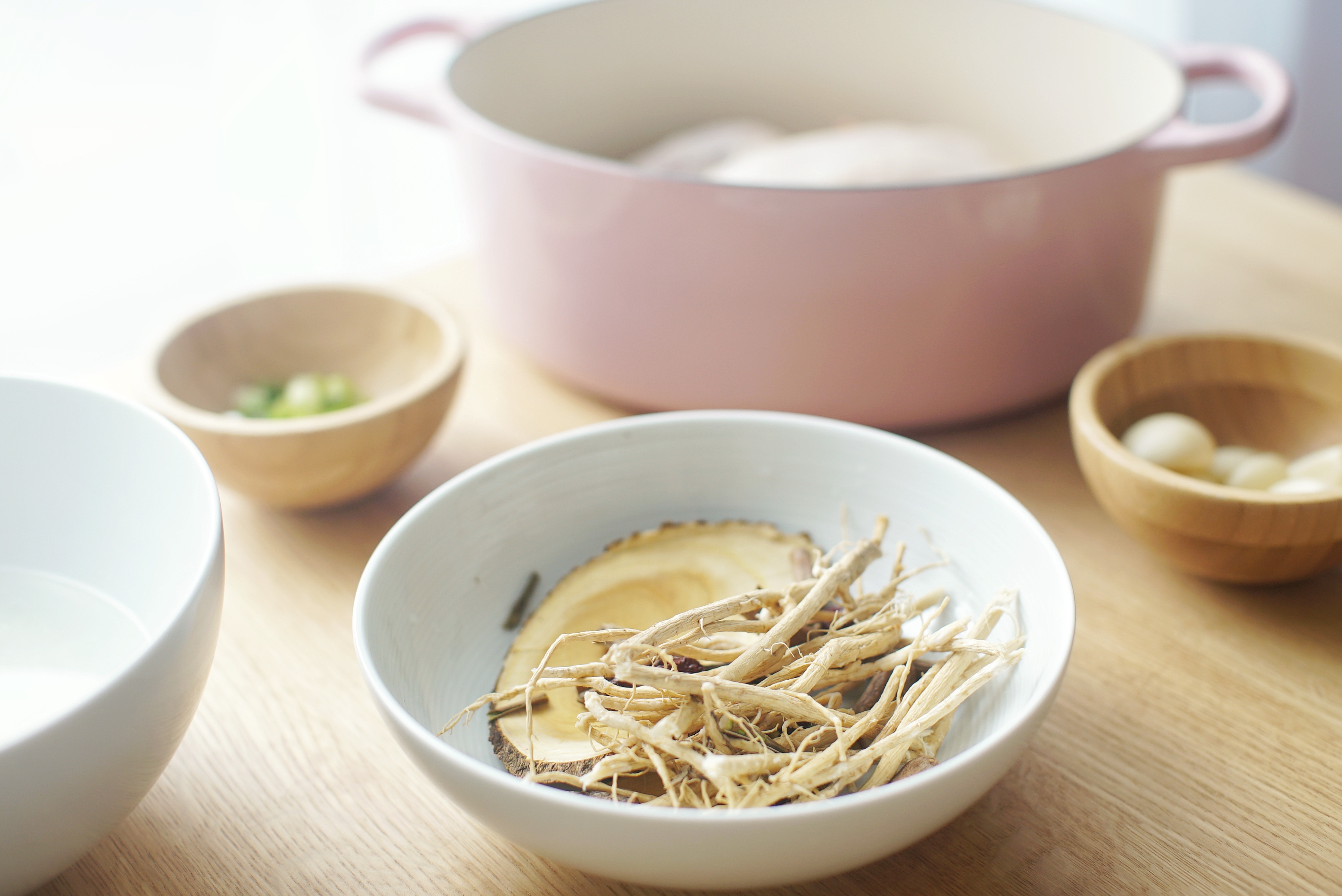 铸铁锅食谱：暖身参鸡汤（附蘸料做法）的做法 步骤2