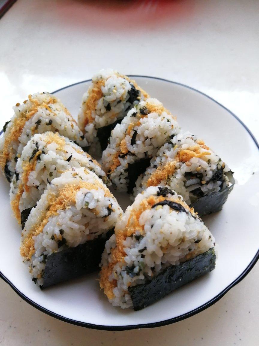 海苔肉松饭团