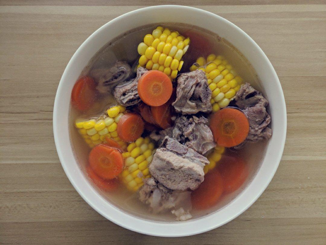 胡萝卜玉米排骨汤