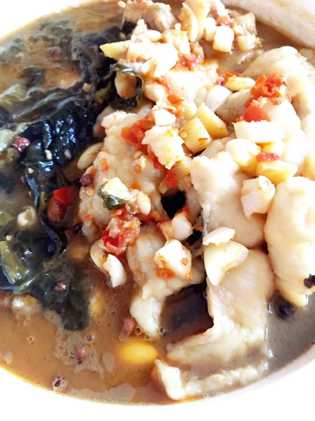 厨师长教你：川菜“酸菜水煮鱼”的家常做法，鱼片滑嫩，麻辣鲜香