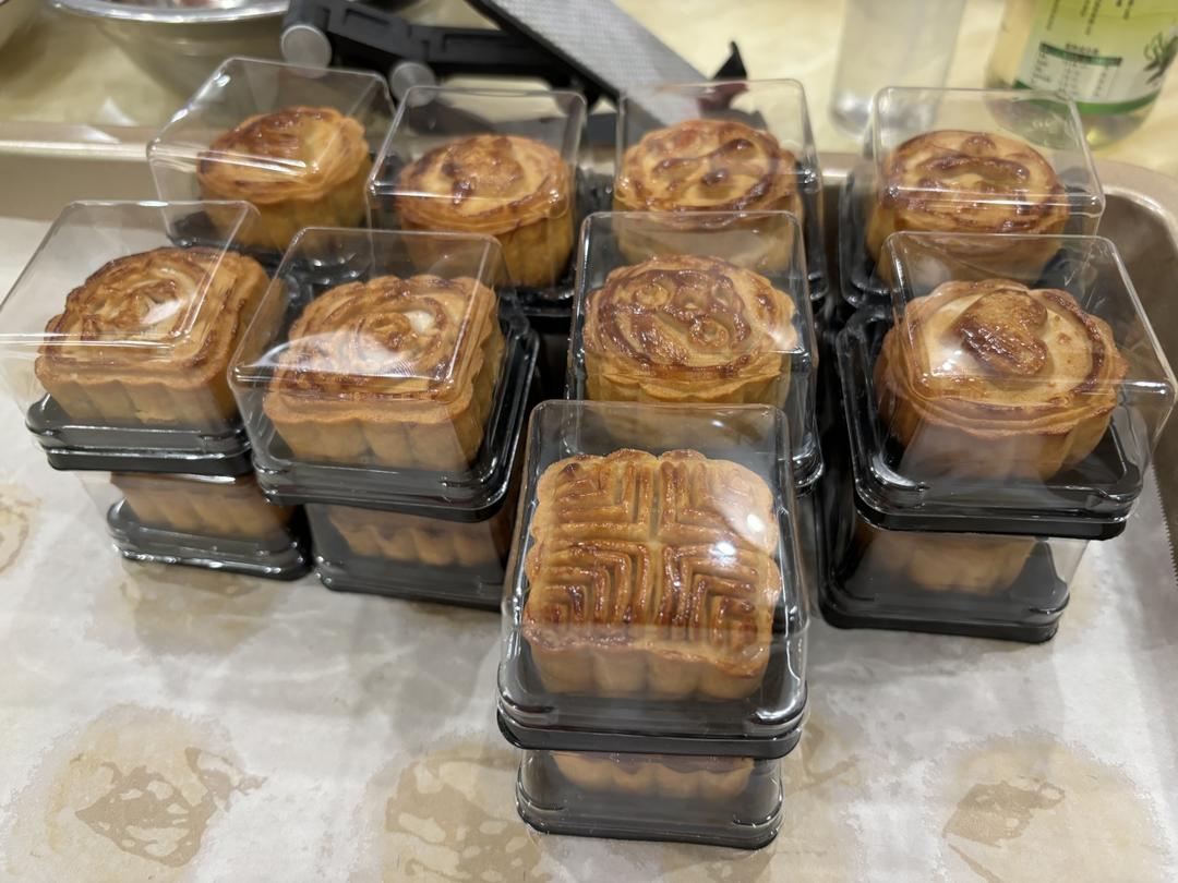 广式月饼—蛋黄莲蓉月饼