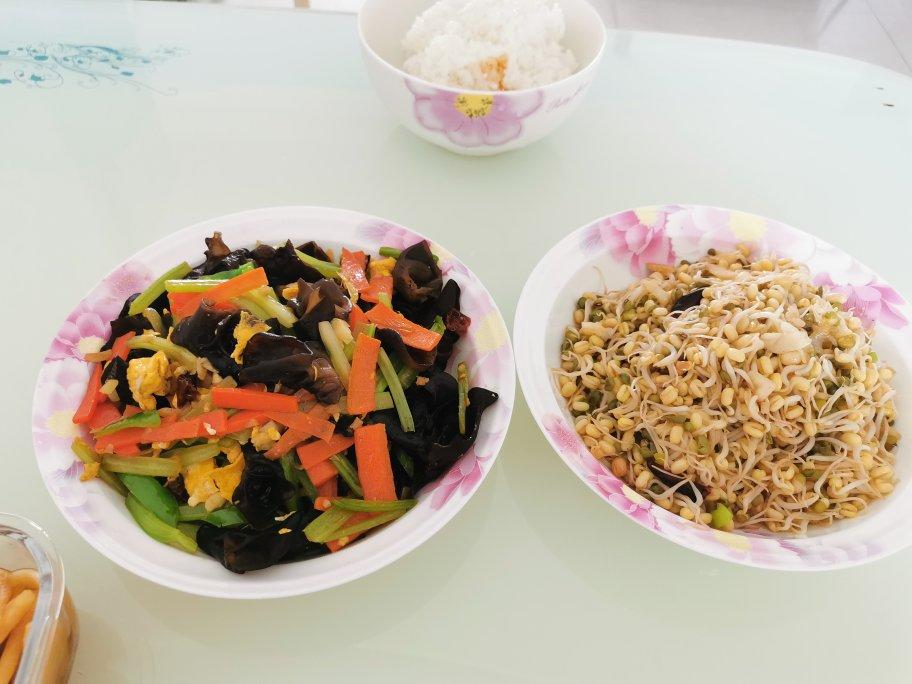 芹菜木耳炒鸡蛋