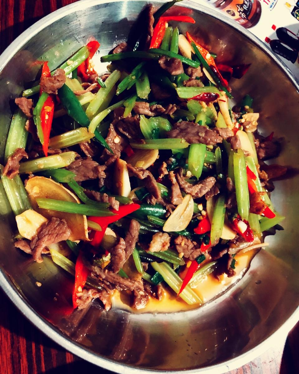 湘菜口味的芹菜炒牛肉