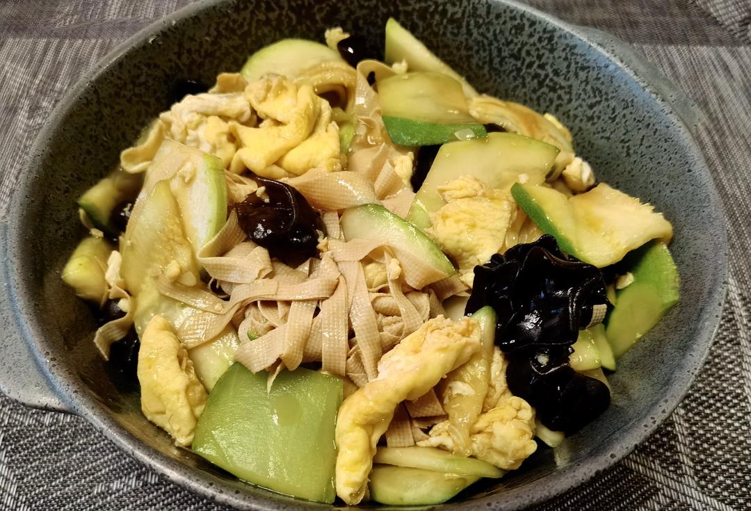 鸡蛋豆皮炒西葫芦的做法