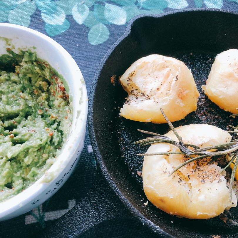 迷迭香烤土豆配牛油果芥末籽酱