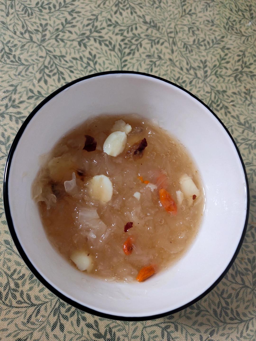 红枣银耳莲子羹