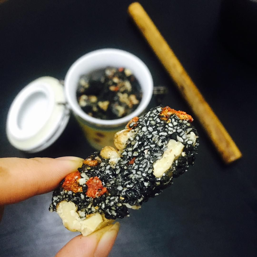 lwz66做的枸杞核桃花生黑芝麻片