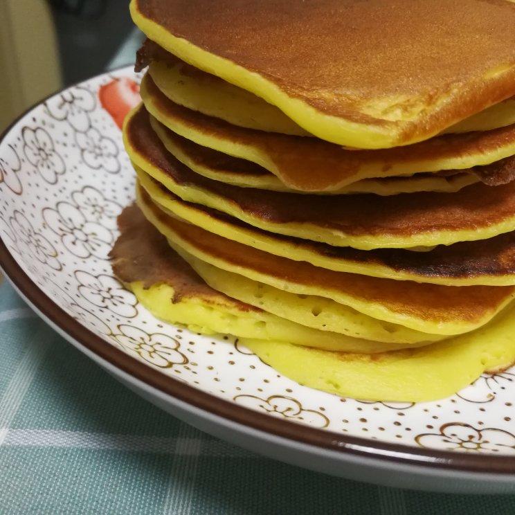 【酸奶松饼yogurt pancake】，搭上黑莓果酱和枫糖的美味。