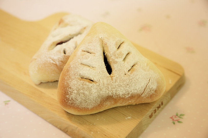 优雅蓝莓牛奶面包