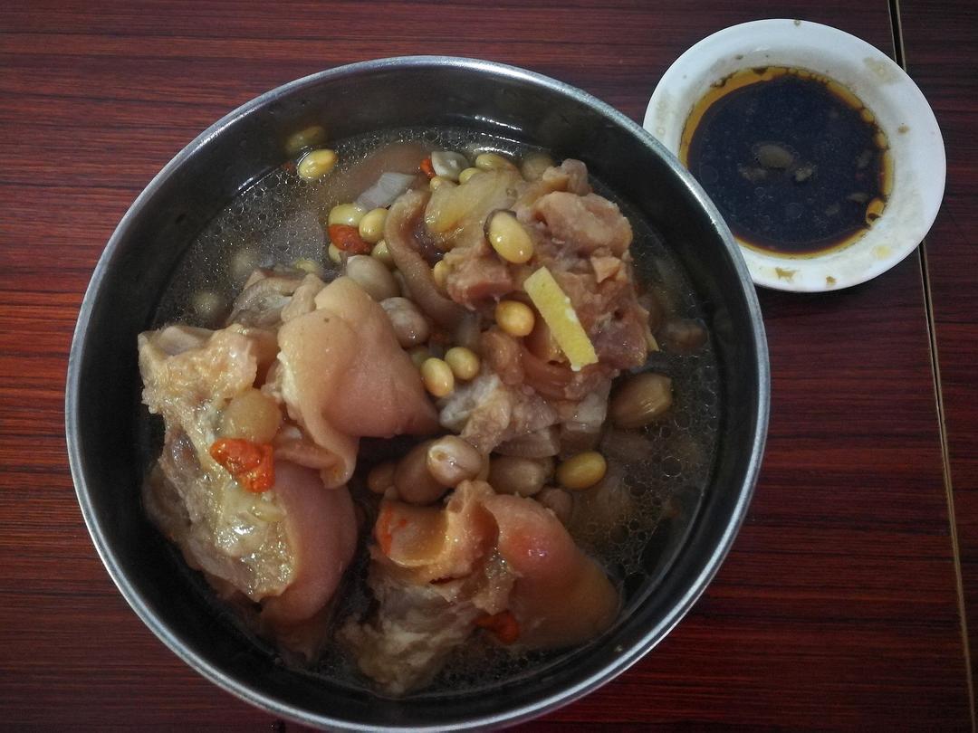 黄豆花生猪脚汤