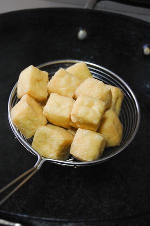 砂锅油豆腐鸡翅煲的做法 步骤3