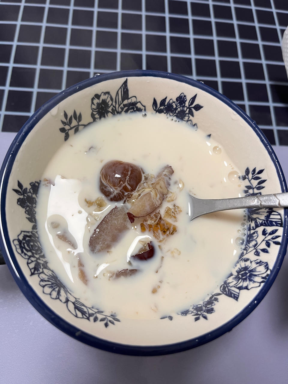 《桃胶皂角米雪燕银耳牛奶羹》据说一碗等于敷30片面膜的功效