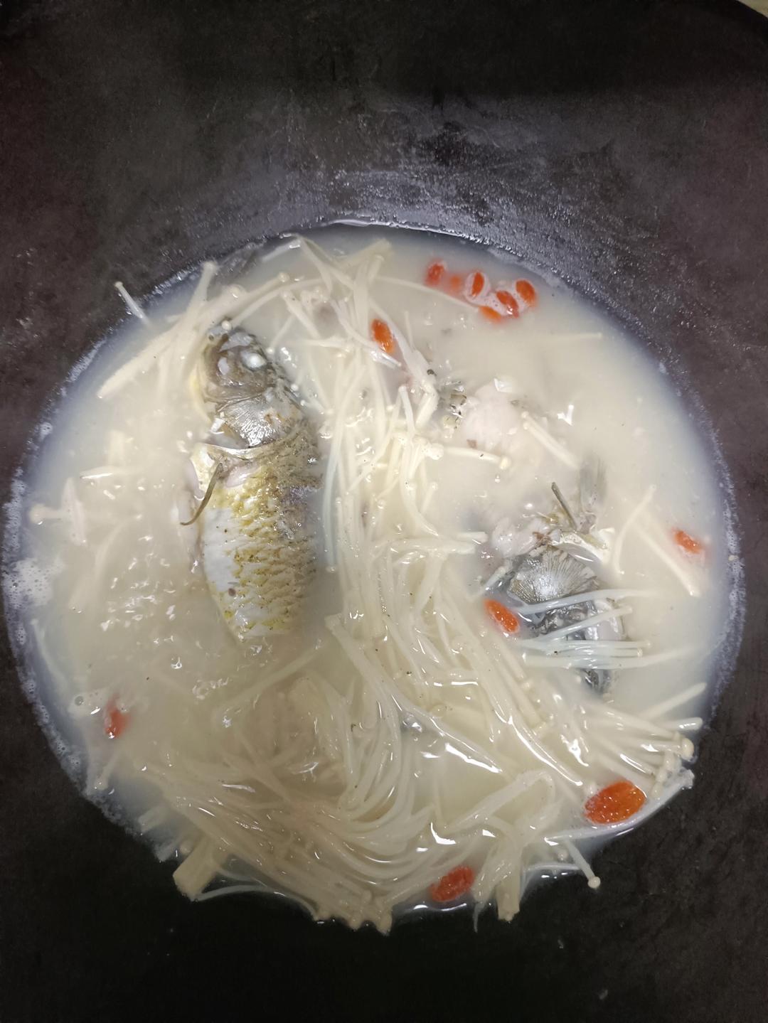 金针菇煮鲫鱼