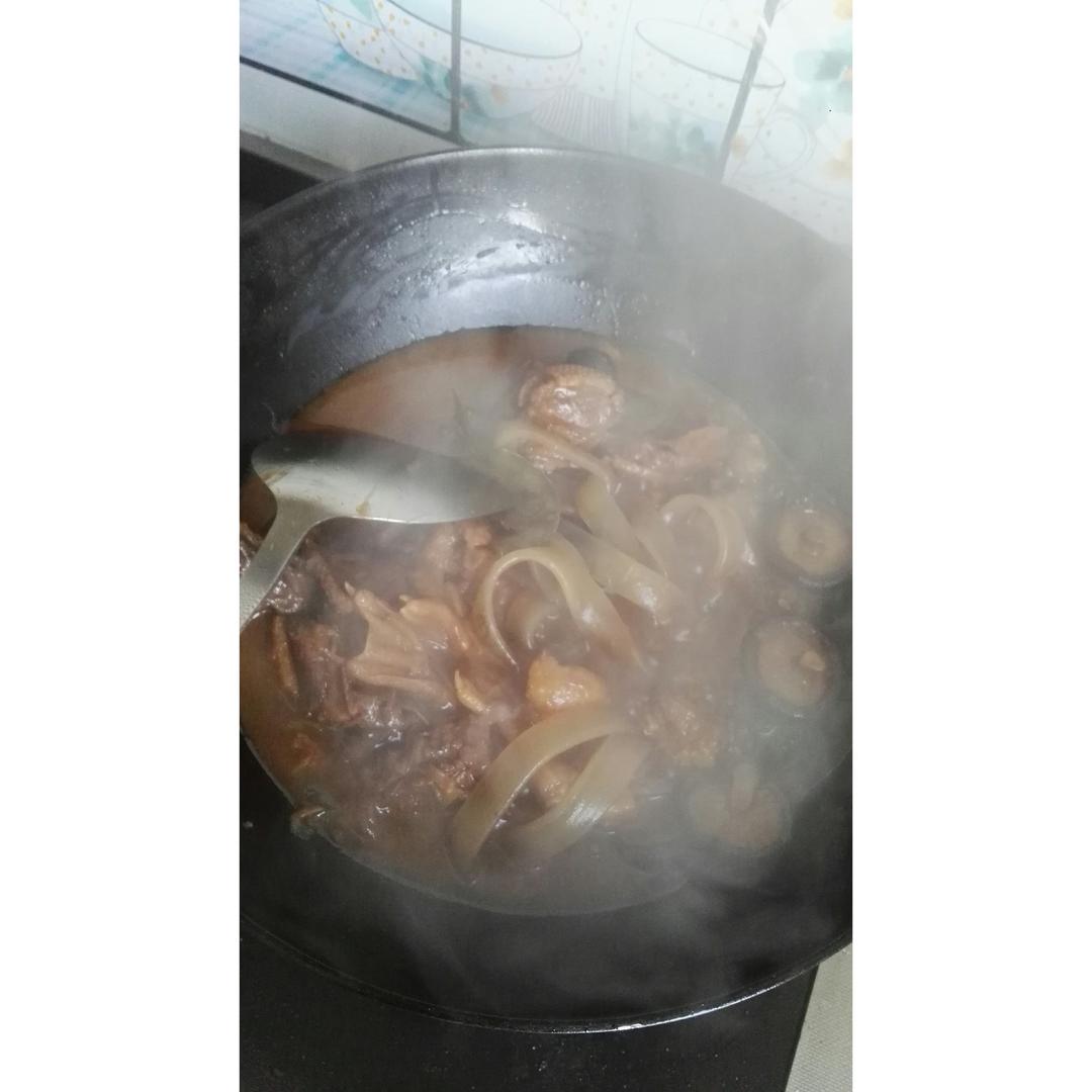 鸡肉蘑菇炖宽粉Stewed Chicken with Glass Noodles