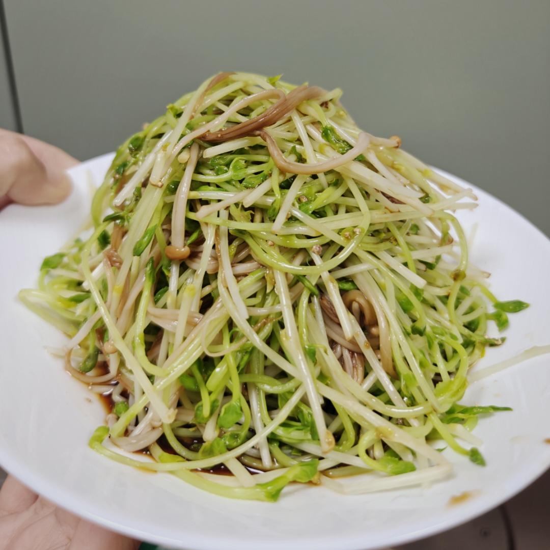 虽然做法真的很笨，但这是我目前觉得最好吃的春菜做法