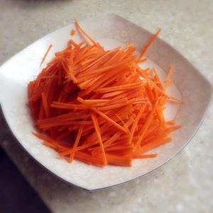胡萝卜炒金针菇（简单的美味）的做法 步骤2