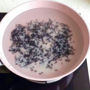 核桃奶香黑米粥的做法 步骤3