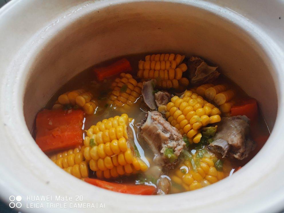 胡萝卜玉米排骨汤