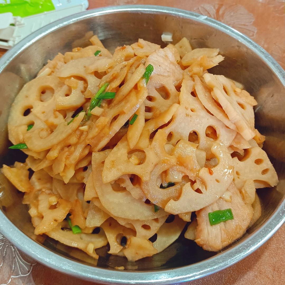 香辣爽脆的五花肉炒莲藕
