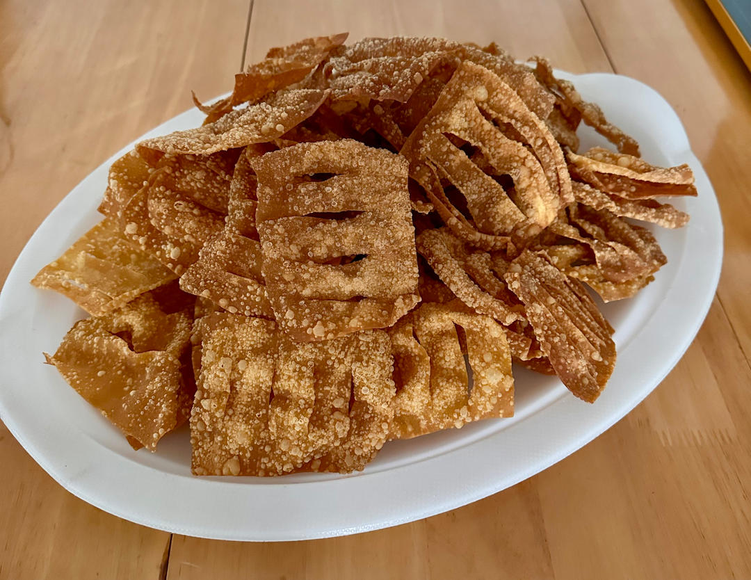 炸馄炖皮、饺子皮，酥酥脆脆的