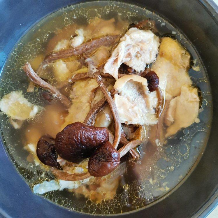茶树菇煲鸡汤