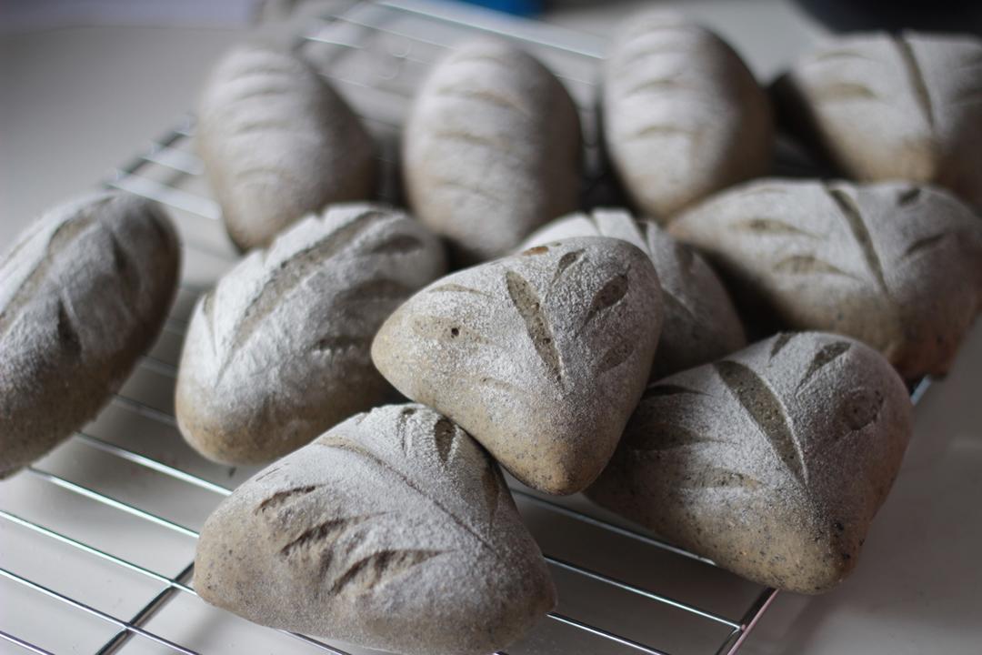 黑芝麻蜜豆软欧