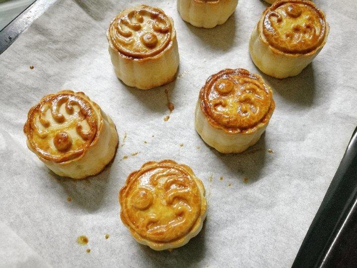 广式蛋黄莲蓉月饼