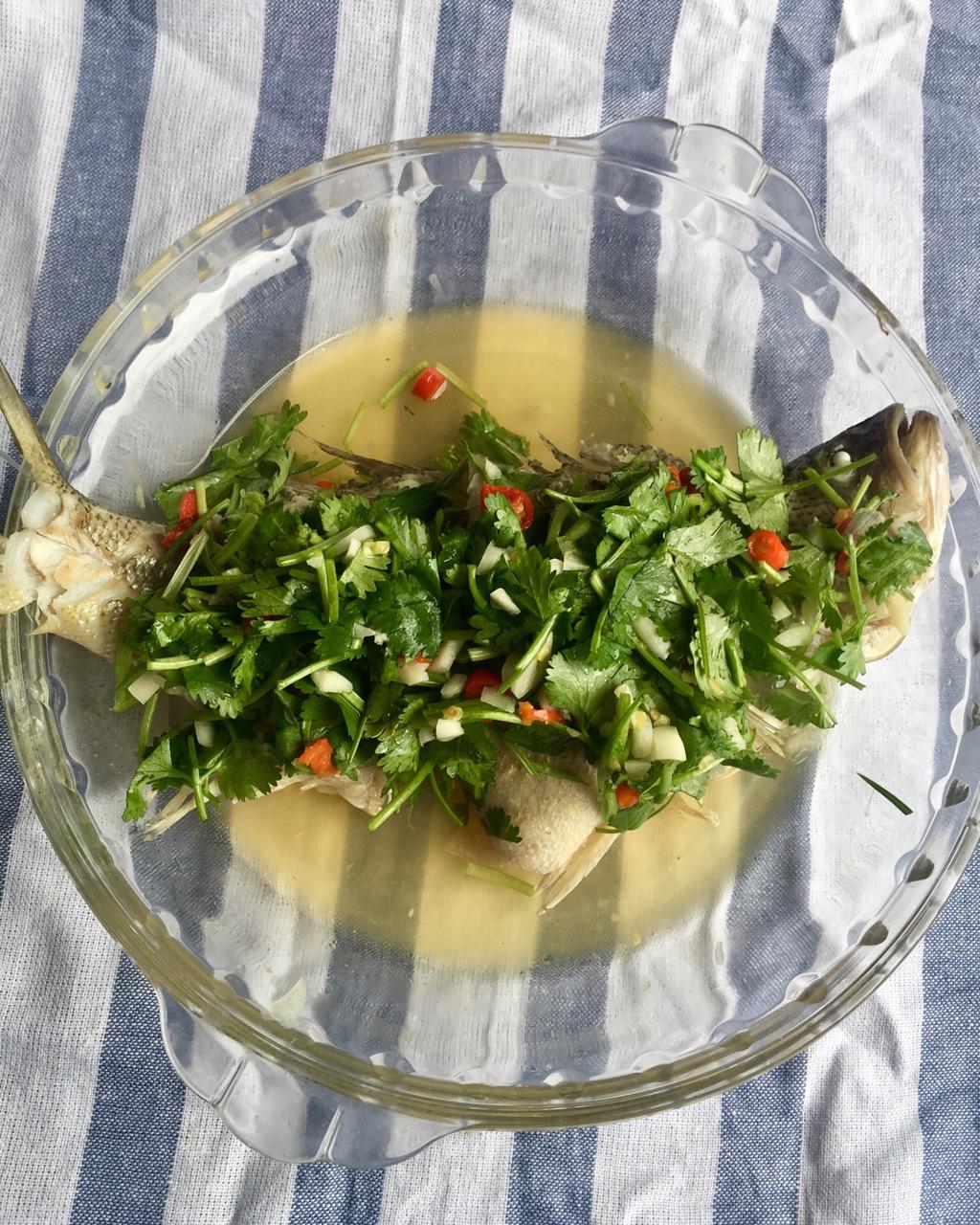 泰式蒸鱼：面朝大海，春暖花开，我反手就蒸了个鱼【曼达小馆】