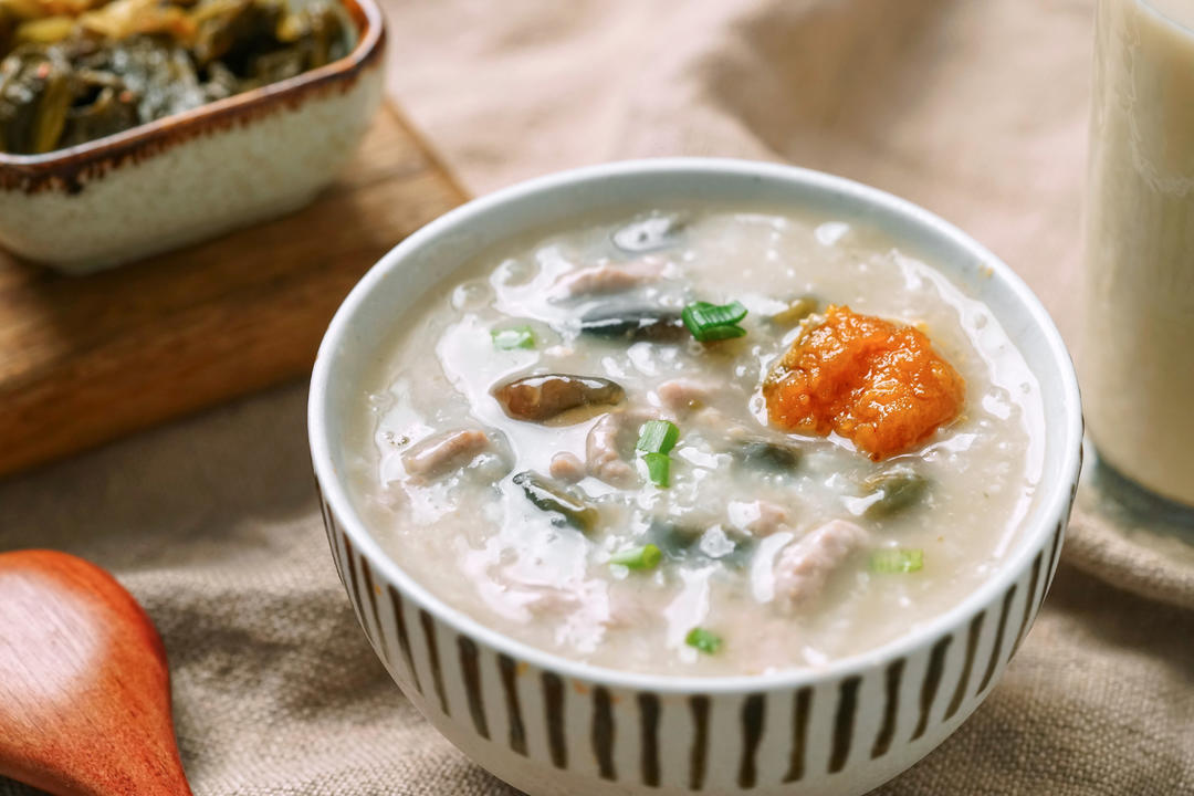 皮蛋瘦肉粥 水一滚就开花 肉嫩粥鲜皮蛋不腥 早餐店秘密 全在这里 知乎