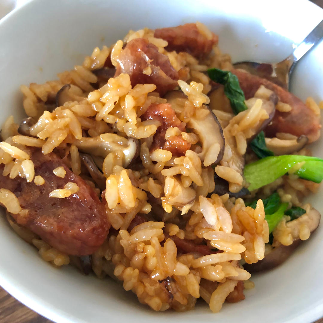 保姆级的「腊味煲仔饭2.0」加强版来了，地道老广味～