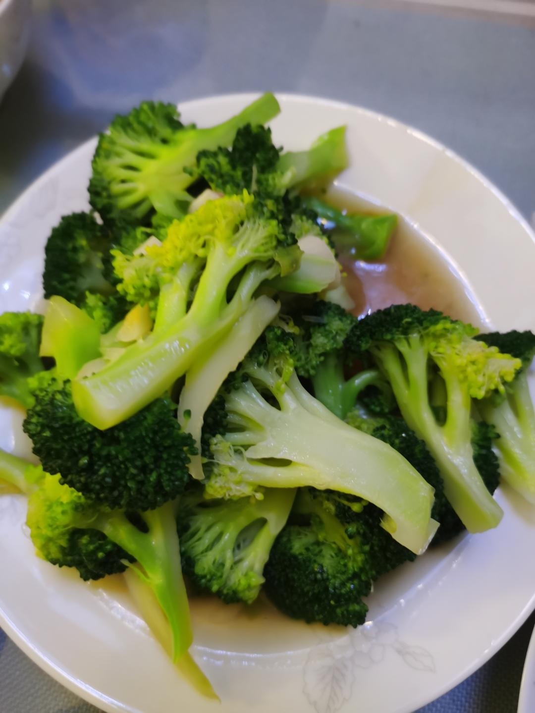 好吃到爆的耗油蒜蓉西兰花(从不修图，喜欢请关注)