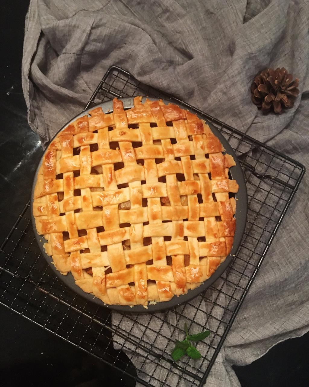 苹果馅有点甜,下次不加糖好了 赞 面团/派皮,面粉,黄油,水,糖,苹果馅