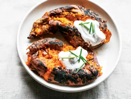 慢烤红薯配蒜香酸奶酪 Slow-Roasted Sweet Potatoes with Garlic Labneh