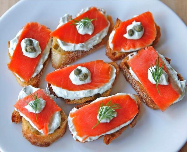 烟熏三文鱼crostini