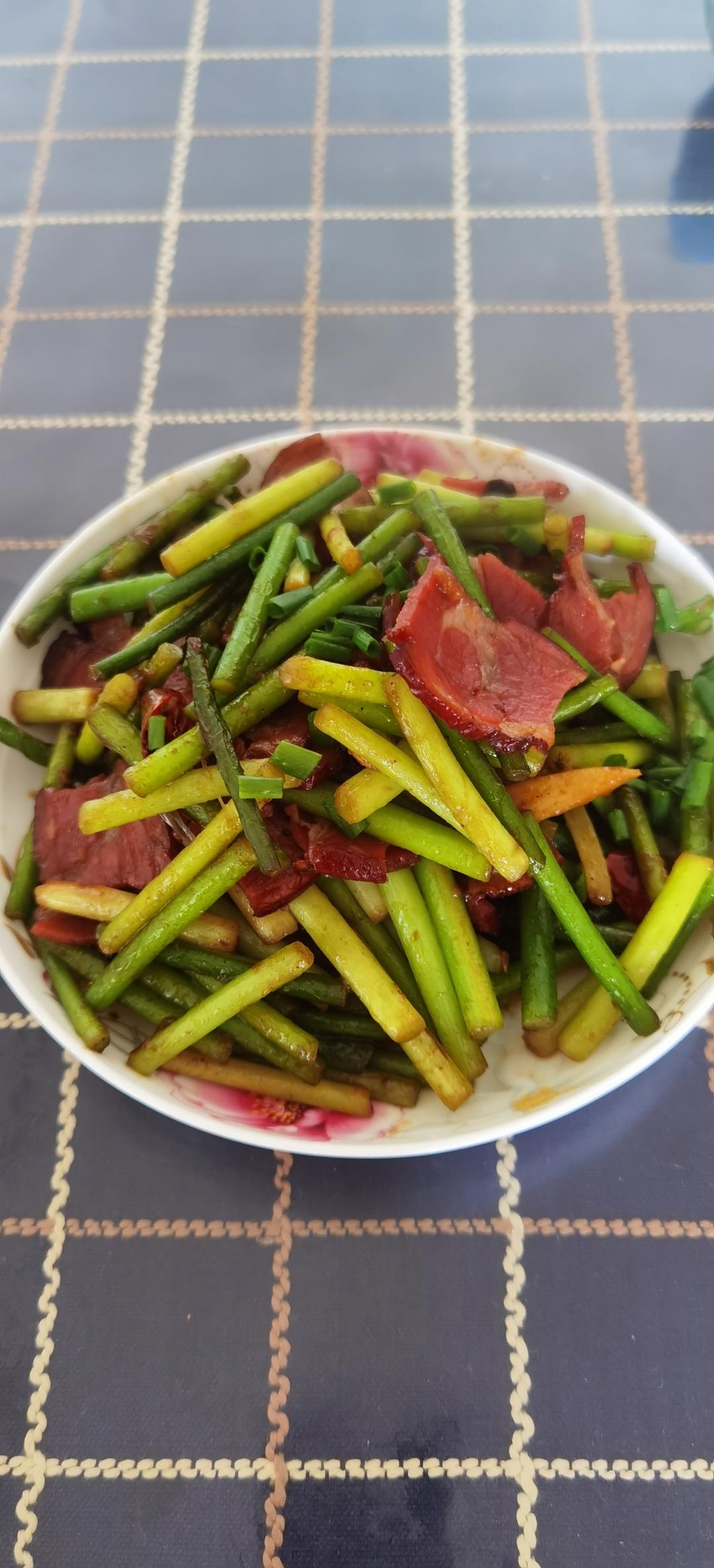 有年味儿的蒜苔炒腊肉