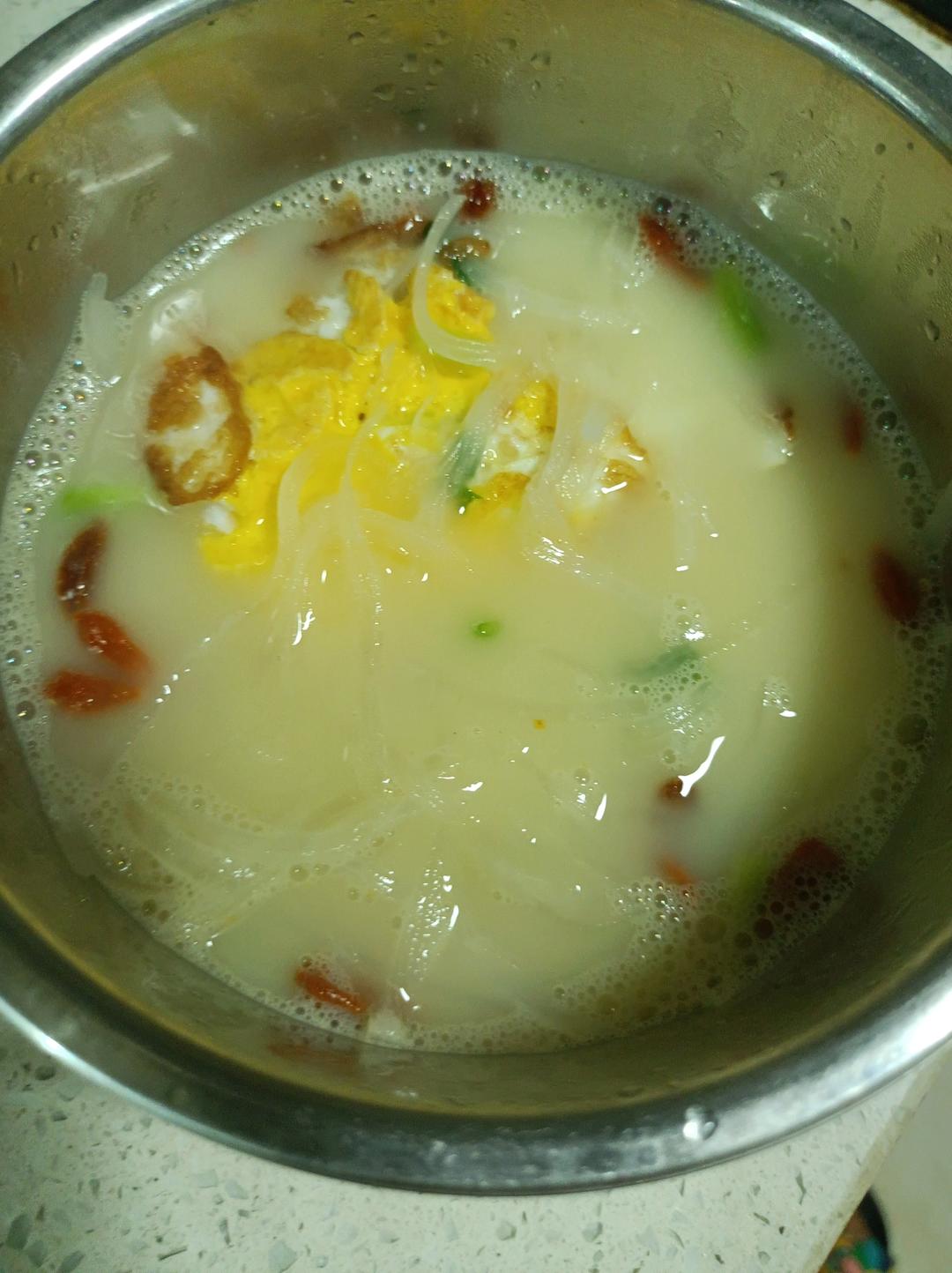 适合宝宝秋天喝的汤·煎蛋白萝卜汤