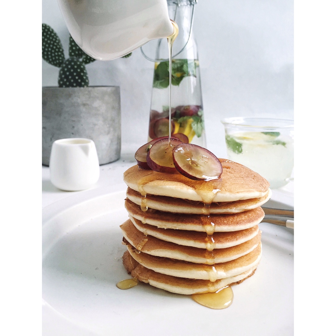 【酸奶松饼yogurt pancake】，搭上黑莓果酱和枫糖的美味。