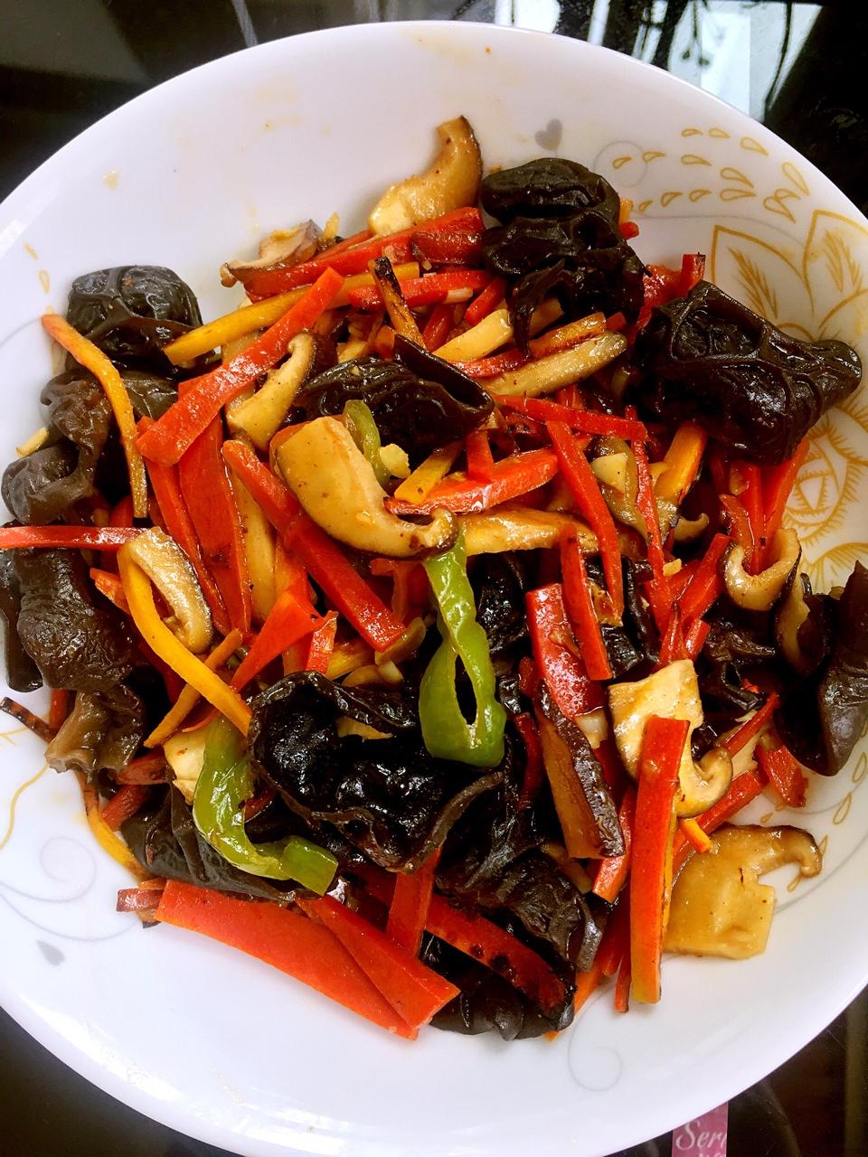 胡萝卜香菇炒木耳